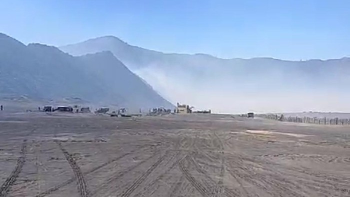 Asap kebakaran savana Bromo bertebaran di kaldera, Sabtu (2/9/2023).