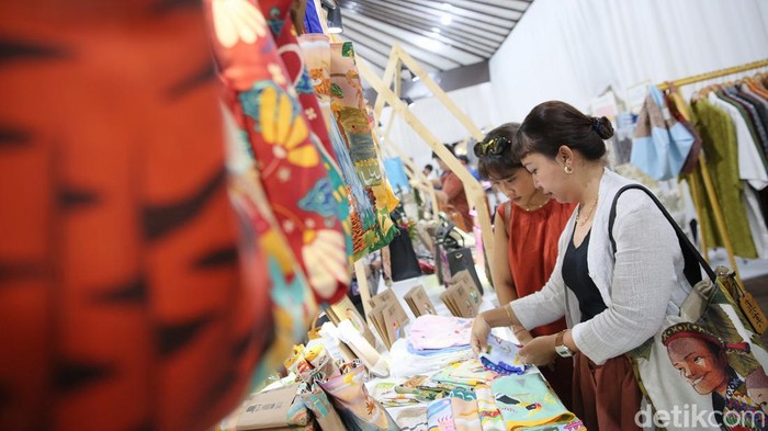 ASEAN-BAC bersama Kamar Dagang dan Industri (Kadin) Indonesia menggelar pameran ASEAN Weekend Market. Pameran ini ramai dikunjungi warga.