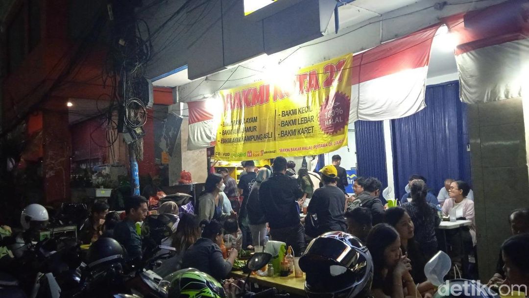 Gurih Smokey! Bakmi Bakar Viral yang Diantre Berjam-jam