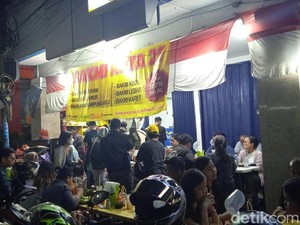 Mencoba Bakmi Bakar di Jakarta Barat, Rasanya Unik Banget!