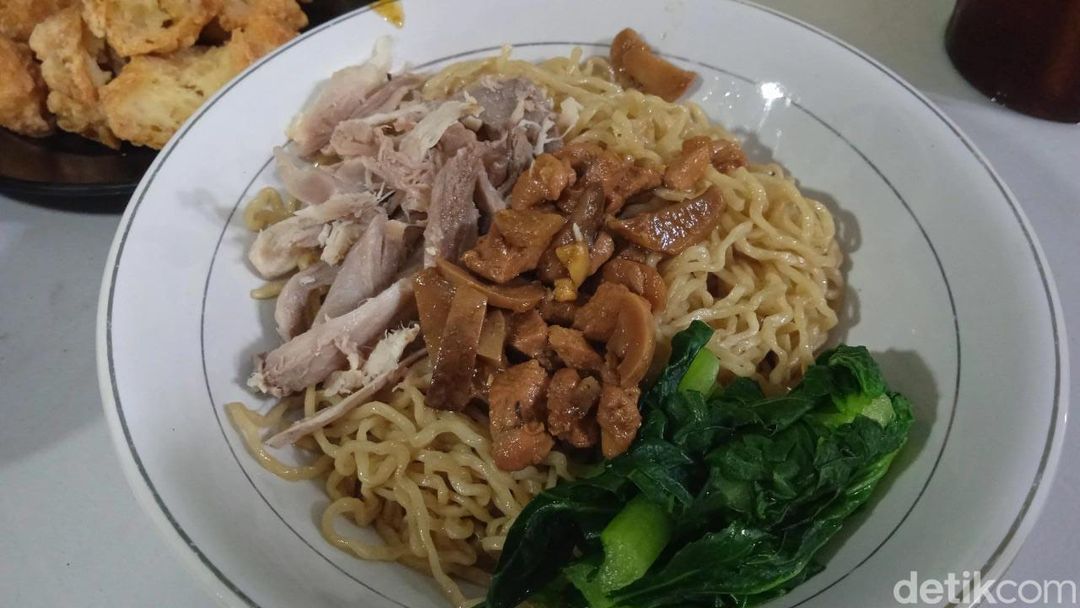 Gurih Smokey! Bakmi Bakar Viral yang Diantre Berjam-jam