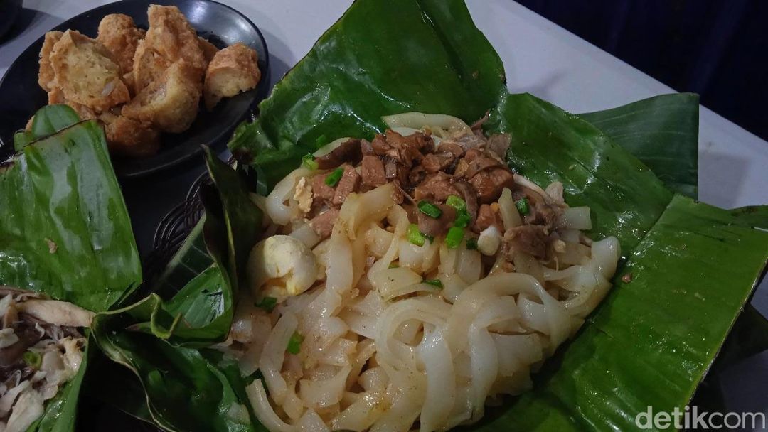 Gurih Smokey! Bakmi Bakar Viral yang Diantre Berjam-jam