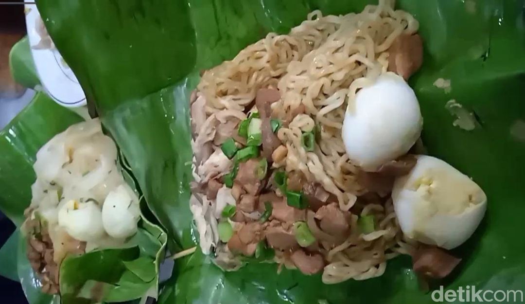 Gurih Smokey! Bakmi Bakar Viral yang Diantre Berjam-jam
