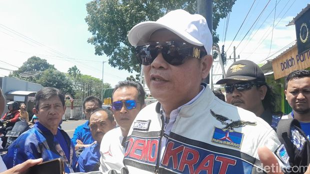 Baliho Anies bersama AHY yang dirobek oleh kader Demokrat Banyuwangi.