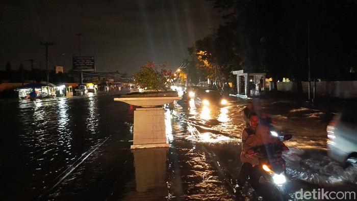 Banjir di Jalan Wiliem Iskandar malam ini