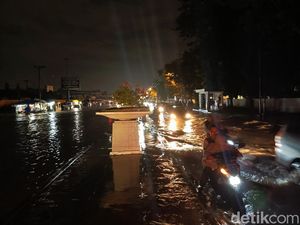 Jalan Wiliem Iskandar Depan UIN-Unimed Banjir, Banyak Motor Mogok
