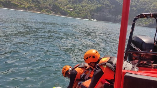 Basarnas Bali melakukan pencarian WNA terjatuh dan tenggelam saat melakukan aktivitas paragliding di perairan Pantai Nunggalan, Kecamatan Kuta Selatan, Kabupaten Badung.