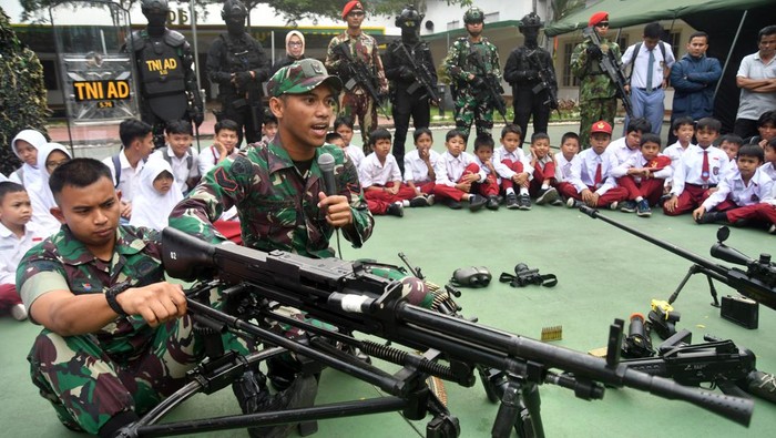 Belajar mengenal persenjataan TNI AD Sejumlah siswa SD mendengarkan penjeklasan tentang persenjataan yang digunakan prajurit TNI AD di Makorem 061/Surya Kencana, Kota Bogor, Jawa Barat, Jumat (1/9/2023). Edukasi untuk siswa tersebut merupakan rangkaian kegiatan HUT ke-74 Korem 061/SK dengan tema Korem Hadir Menjadi Solusi, Melaju Bersama Rakyat yang bertujuan untuk lebih mendekatkan TNI AD kepada masyarakat. ANTARA FOTO/Arif Firmansyah/tom.