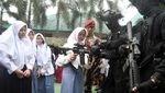 Kala Siswa-siswi Mengenal Persenjataan TNI AD