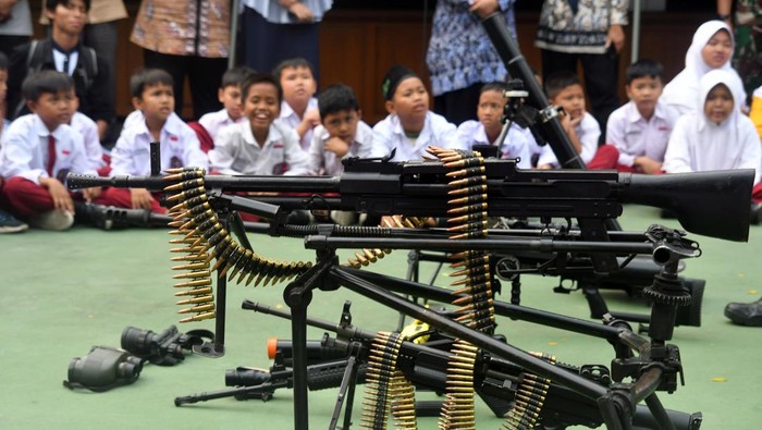 Belajar mengenal persenjataan TNI AD Sejumlah siswa SD mendengarkan penjeklasan tentang persenjataan yang digunakan prajurit TNI AD di Makorem 061/Surya Kencana, Kota Bogor, Jawa Barat, Jumat (1/9/2023). Edukasi untuk siswa tersebut merupakan rangkaian kegiatan HUT ke-74 Korem 061/SK dengan tema Korem Hadir Menjadi Solusi, Melaju Bersama Rakyat yang bertujuan untuk lebih mendekatkan TNI AD kepada masyarakat. ANTARA FOTO/Arif Firmansyah/tom.