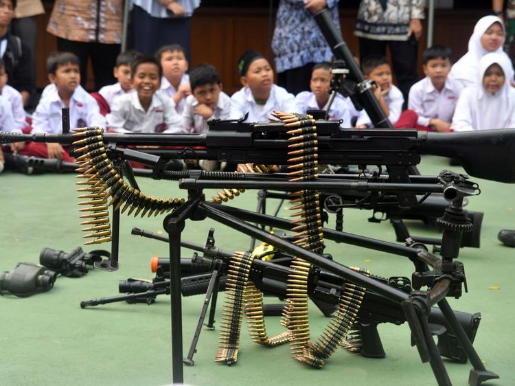 Kala Siswa-siswi Mengenal Persenjataan TNI AD
