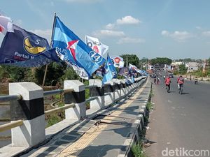 Bendera Partai Demokrat Sambut Kedatangan Anies di Tasikmalaya