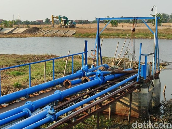 Bendung Karet Kalijajar (Bompes) di Desa Jatirogo, Kecamatan Bonang, Demak, jebol. Warga Desa Serangan kesulitan air bersih. Diunggah Sabtu (2/9/2023).