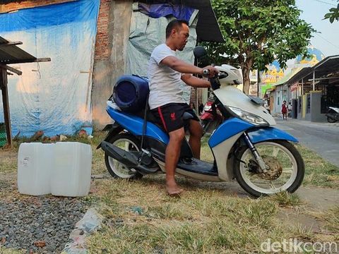 Bendung Karet Kalijajar (Bompes) di Desa Jatirogo, Kecamatan Bonang, Demak, jebol. Warga Desa Serangan kesulitan air bersih. Diunggah Sabtu (2/9/2023).