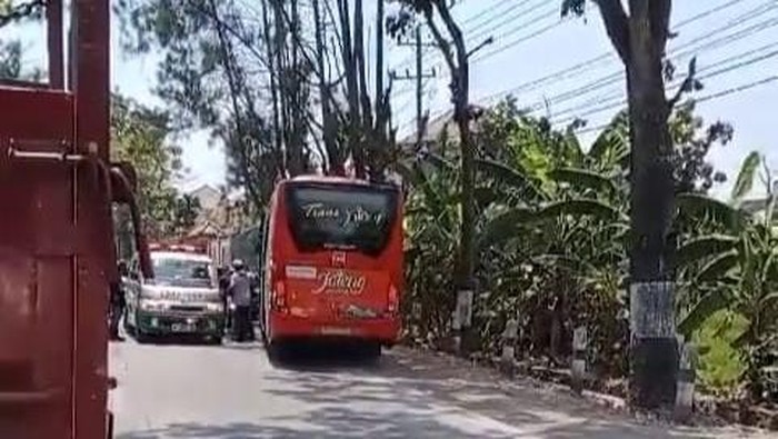 Bus Trans Jateng halangi ambulans.