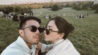Baru-baru ini sang suami yang berulang tahun diberi kejutan kue oleh keluarganya. Tampak Jessica Mila turut hadir di sana, tapi netizen berpendapat Jessica seperti dicueki. Foto: Instagram @jscmila