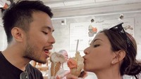 Saat bulan madu, Jessica Mila dan Yakup Hasibuan sempatkan kulineran enak. Begini momen mereka makan es krim berdua. Foto: Instagram @jscmila