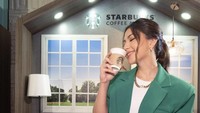 Menghadiri acara Starbucks, Jessica Mila berpose dengan mesin kopi canggih yang bisa ditaruh di rumah. Mesin ini jadi solusi praktis buat pencinta kopi. Foto: Instagram @jscmila