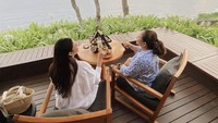 Ini momen manis Jessica Mila liburan bareng sang ibu di Bali. Mereka menikmati afternoon tea ditemani segelas champagne. Foto: Instagram @jscmila