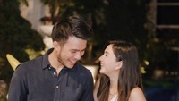 Wanita 31 tahun ini ternyata sosok yang romantis lho! Ia memberikan kue dengan dekorasi ayat Alkitab untuk Yakup Hasibuan. Foto: Instagram @jscmila