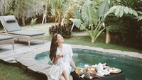 “A good day starts with a good breakfast,” tulis Jessica Mila di keterangan foto. Wah, pemain Imperfect ini sedang menikmati floating breakfast! Foto: Instagram @jscmila