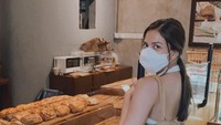 Begini cantiknya Jessica Mila saat jajan croissant di Ubud. Sepertinya ia bakal kalap memilih aneka croissant fresh! Foto: Instagram @jscmila