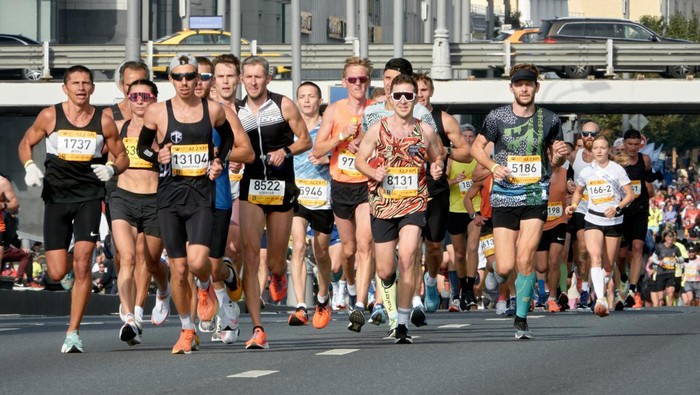 Digandrungi Pelari Rekreasional, Senyaman Apa Sih Pakai Sepatu Karbon?