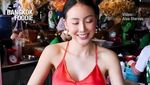 Cantik! Penjual Ayam Kaki Lima Ini Bikin Pelanggannya Terpana