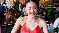 Penjualnya yang ramah membuat pelanggan senang datang kembali ke sini. Senyum manis saat menyajikan makanan pelanggan menjadi sebuah sapaan hangat. Foto: TikTok/kenneth9159