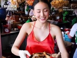 Cantik! Penjual Ayam Kaki Lima Ini Bikin Pelanggannya Terpana