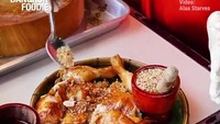 Chicken Mortar disajikan dengan sambal khas yang disimpan dalam cobek. Cobek yang dalam bahasa Inggris disebut mortar menjadi cikal bakal nama menunya. Foto: TikTok/kenneth9159