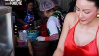 Setelah ayam matang, proses selanjutnya menuju bagian pemotongan. Pemilik kedai yang cantik ini juga memotong langsung ayam-ayam untuk pelanggan. Foto: TikTok/kenneth9159