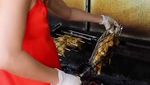 Cantik! Penjual Ayam Kaki Lima Ini Bikin Pelanggannya Terpana