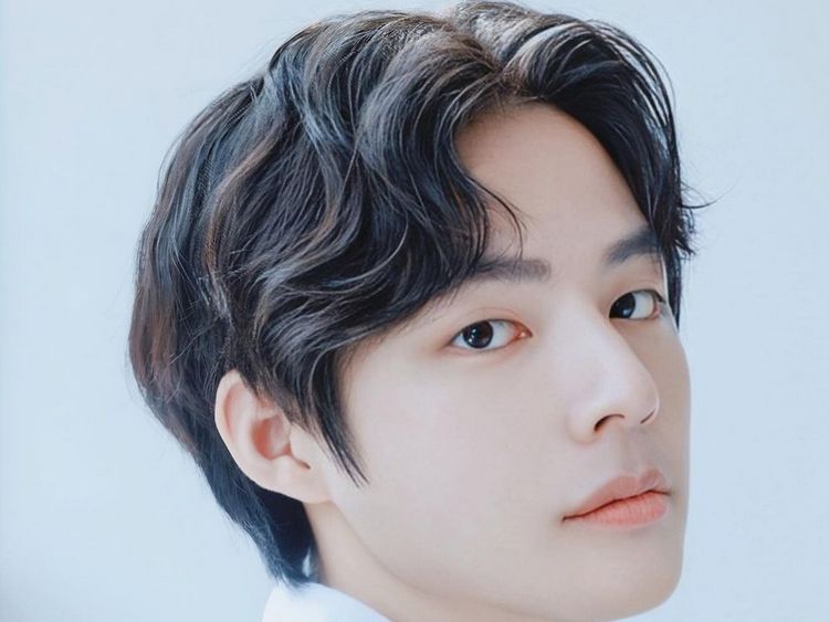 7 Potret Barista Tampan Kegantengannya Viral, Disebut Kembaran V BTS