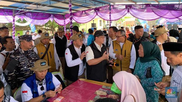 Deputi Gubernur BI Doni P Joewono bersama Pejuang Ekspedisi Rupiah Berdaulat tiba di Banda Neira. (CNBC Indonesia/Maikel Jefriando)
