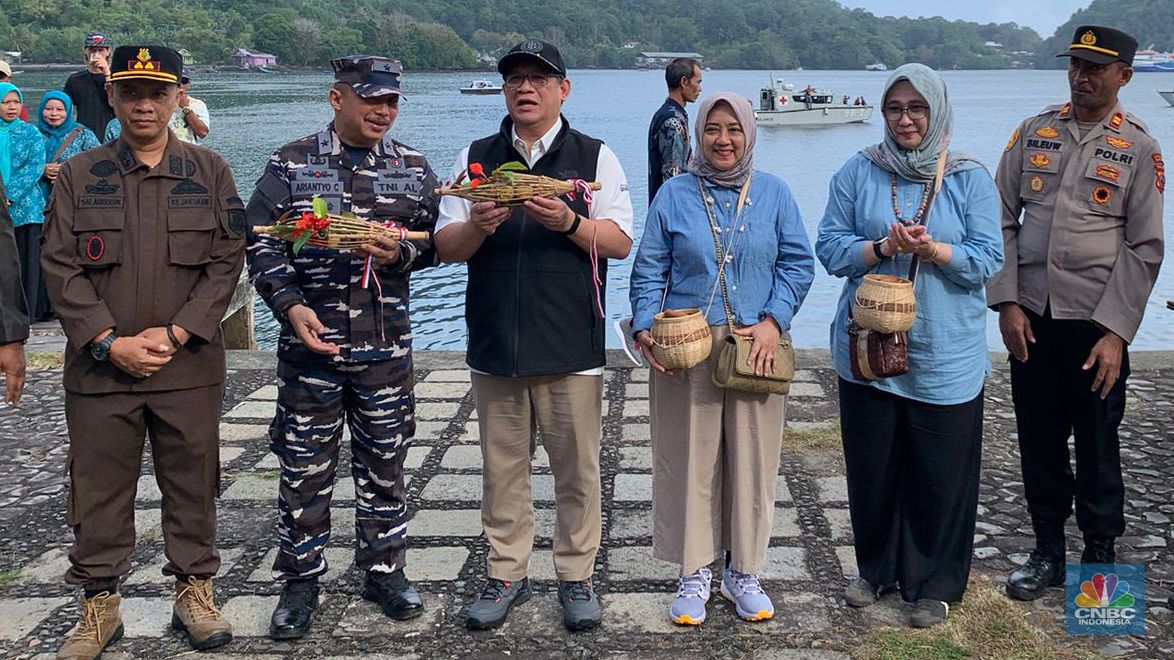 Deputi Gubernur BI Doni P Joewono bersama Pejuang Ekspedisi Rupiah Berdaulat tiba di Banda Neira. (CNBC Indonesia/Maikel Jefriando)
