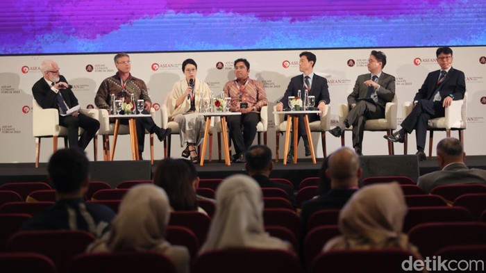 Diskusi Panel Pembiayaan Berkelanjutan untuk Transisi Energi di ASEAN Para pembicara panel berdiskusi soal pembiayaan berkelanjutan saat Asean Climate Forum di Jakarta, Sabtu (2/9/2023). Begini pembahasannya.