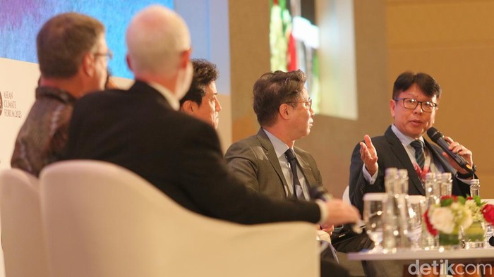 Para pembicara panel berdiskusi soal pembiayaan berkelanjutan saat Asean Climate Forum di Jakarta, Sabtu (2/9/2023). Begini pembahasannya.