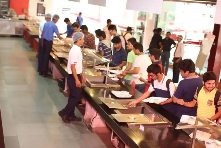 Duh! Juru Masak di Kantin India Ini Haluskan Kentang Pakai Kaki