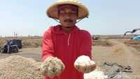 Potret tumpukan karung garam di sekitar tambak. Tumpukkan ini sebagai tempat penyimpanan sementara bagi petani sebelum bisa dijual.