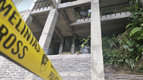 Garis polisi terpasang di area lift yang menewaskan lima karyawan di Ayuterra Resort, Ubud, Bali, Sabtu (2/9/2023). (Foto: Putu Krista/detikBali)