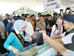 Wajah Ceria Ridwan Kamil dan Atalia saat Berkeliling di WJF 2023