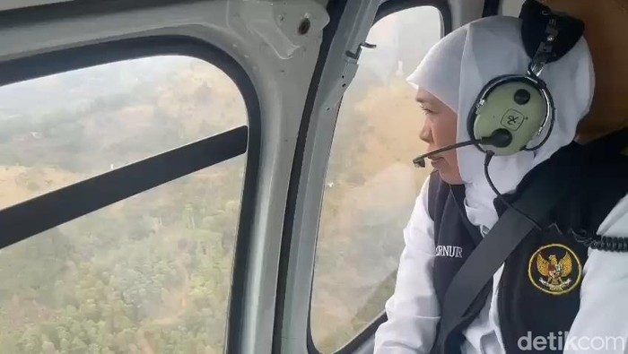 Gubernur Jatim Khofifah Indar Parawansa meninjau kebakaran hutan di Gunung Arjuno.