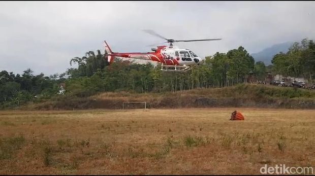 Gubernur Jatim Khofifah Indar Parawansa meninjau kebakaran hutan di Gunung Arjuno.
