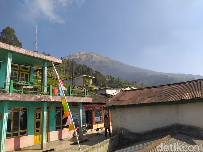 Suasana Gunung Sumbing terlihat dari wilayah Kaliangkrik, Kabupaten Magelang.