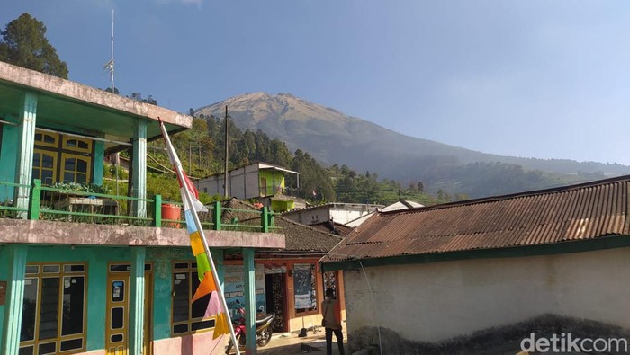 Suasana Gunung Sumbing terlihat dari wilayah Kaliangkrik, Kabupaten Magelang.