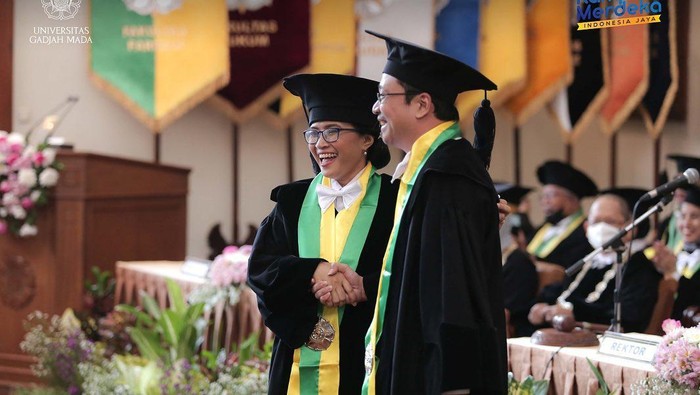 Guru besar ugm