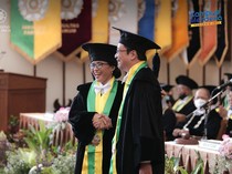 Kisah Romantis Pasutri Barengan Raih Gelar Guru Besar di UGM