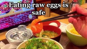 Makan telur mentah adalah kebiasaan di Negeri Sakura. Foto: Bored Panda