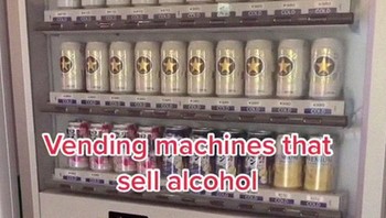 Vending machine menjual minuman alkohol dengan bebasnya. Foto: Bored Panda